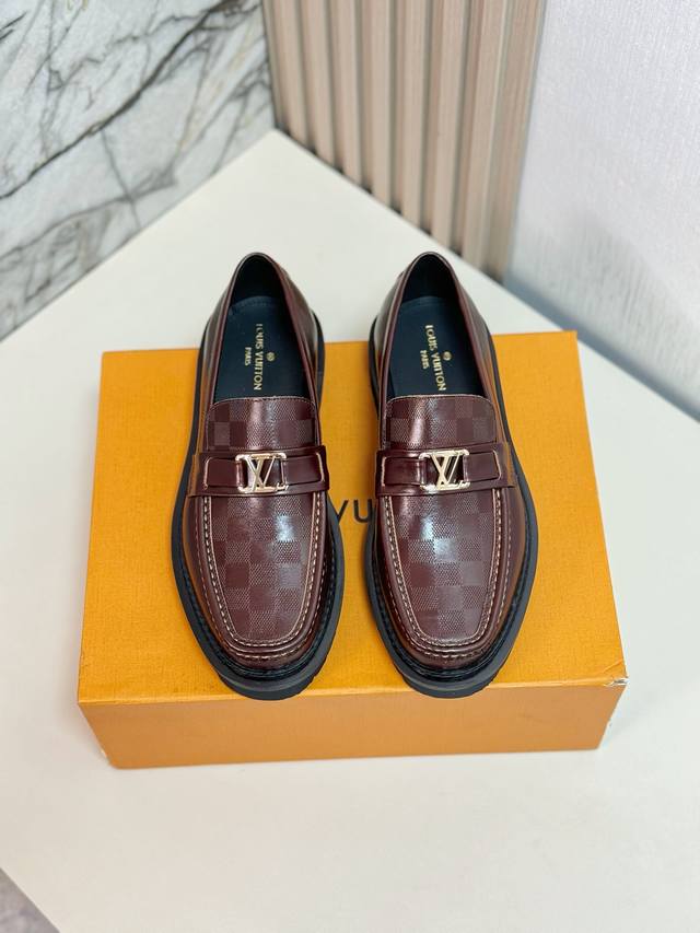 L家 顶级p: Size:39-44 38.45可定制 Lv专柜最新原版正装皮鞋 代购级别 进口头层原版开边珠牛皮牛皮内里。原版大底 纯手工制作，细节决定品质！